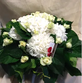 Σύνθεση σε μεγάλο καλάθι  με λευκά λουλούδια εποχής!!!