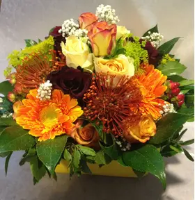 Flower arrangement in small ceramic "paper look" pot - orange colors.Exclusive.