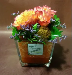 (special option) Glass cube 12χ12χ12 filled with aqualinos gel and flowers