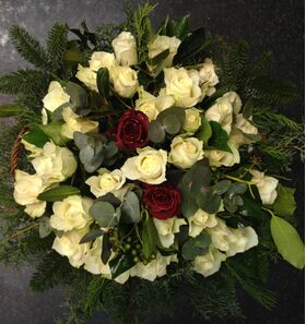 Καλάθι με λευκά τριαντάφυλλα & (2) κόκκινα. Σπέσιαλ