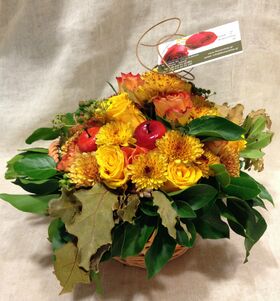 Φθινοπωρινή σύνθεση με λουλούδια & "Malus" σε μικρό καλάθι