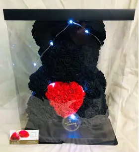 Αρκουδάκια από τριαντάφυλλα.Rose Bear με "Καρδιά" 40cm. Συσκευασία Δώρου. Τεχνητά Τριαντάφυλλα. (ροζ, μαυρο, κίτρινο, κόκκινο, σιελ & λευκό) (1) Τεμάχιο. ( συνοδεύεται απο το γνήσιο κουτί του & Λαμπάκια)