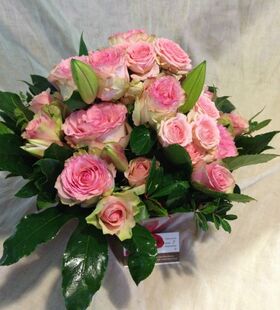 "Υπέροχα Ροζ" Τριαντάφυλλα Σε Γυάλινο !!! Ιδιαίτερο.