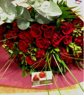 (45) κόκκινα τριαντάφυλλα Ολλανδικά μπουκέτο με πρασινάδες .Σούπερ προσφορά.