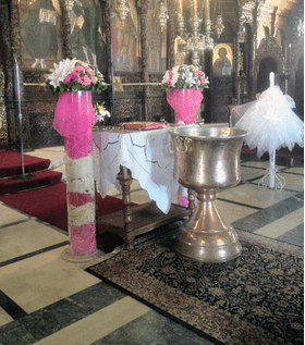 Διακόσμηση εκκλησίας με δίδυμες συνθέσεις από λουλούδια