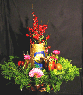 Χριστουγεννιάτικη σύνθεση σε καλάθι. Έλατο και λουλούδια