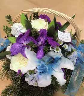 Round basket with handle arrangement