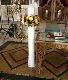 Wedding candles with wreaths of flowers