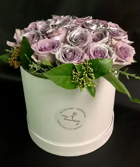 Roses in decorative  20 cm x 20 cm "White or Black  Hatbox". (15) heads.
