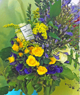 Μπουκέτο με κίτρινα & μπλε λουλούδια