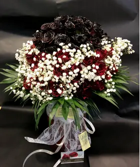 (101) Red Exclusive Dutch Roses 50 cm gift wrapped in vase exclusive.