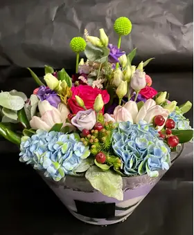 Exclusive Flower Arrangement in Glass. Very Special.