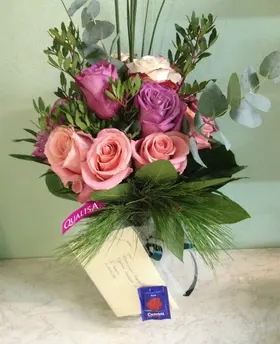 Ανθοπωλείο . Βάζο με ecuador (τα καλύτερα σε όλον τον κόσμο) τριαντάφυλλα