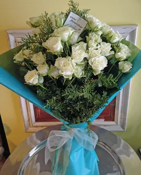 white spray roses bouquet