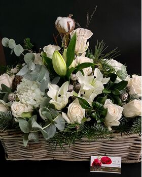 Ανθοπωλείο Αθήνα Κέντρο.Ανοιξιάτικη  Σύνθεση ανθέων με λευκά  λουλούδια σε καλάθι !!! (Πολυτελές)
