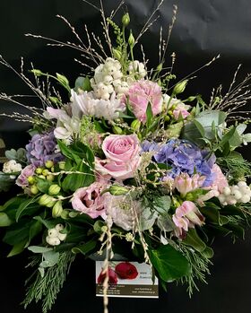 Σύνθεση σε γυάλινα βάζα με λουλούδια. Πολυτελής. (επιλογή των λουλουδιών αναλόγως την εποχή και το θέμα διακόσμησης).