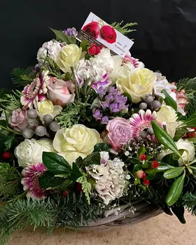 Basket with exclusive flowers in groups!!! + Balloon!!!