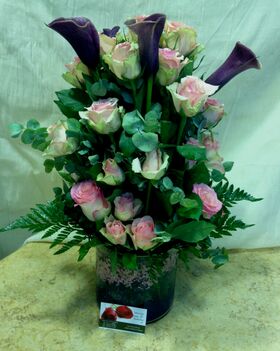 Μοβ λουλούδια & τριαντάφυλλα σε γυάλινο με διακοσμητικό ζελέ. Ανθοπωλείο στη Νέα Σμύρνη.
