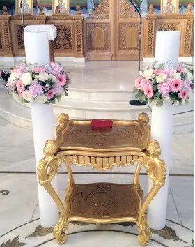 Wedding candles with wreaths
