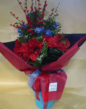 Μπουκέτο με κόκκινα και "μπλε" λουλούδια