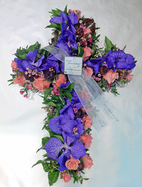 Σταυρός κηδείας με ορχιδέες και τριαντάφυλλα ή ζέρμπερες