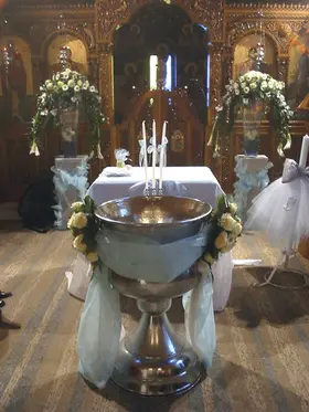 Βάπτιση. Στολισμός με συνθέσεις σε σχήμα τόξου.