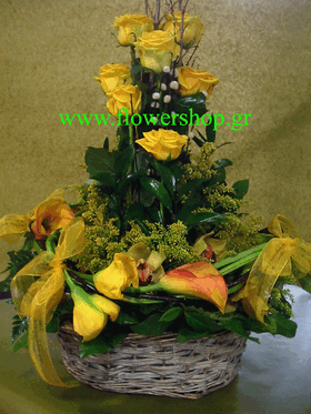 Σύνθεση σε καλάθι με κίτρινα λουλούδια εποχής