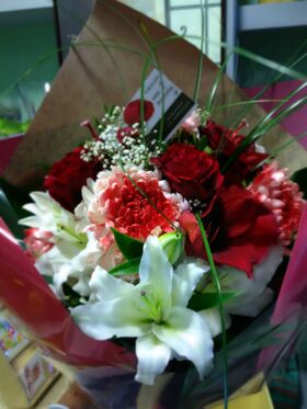 Λευκά & κόκκινα λουλούδια μπουκέτο.