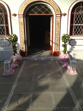 Διακόσμηση εκκλησίας με δίδυμες συνθέσεις από λουλούδια σε "Μπάλες" + Φανάρια