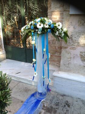 Διακόσμηση εκκλησίας με δίδυμες συνθέσεις από λουλούδια σε "Τόξο" + Ελιές Μπαλίτσες + Φανάρια