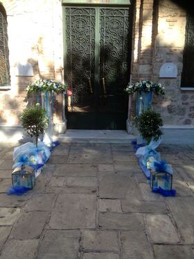 Διακόσμηση εκκλησίας με δίδυμες συνθέσεις από λουλούδια σε "Τόξο" + Ελιές Μπαλίτσες + Φανάρια