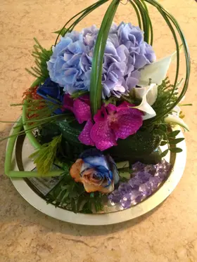 Flower arrangement on tray "rainbow flowers"