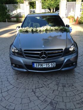 Γαμήλιο αυτοκίνητο με γιρλάντα.