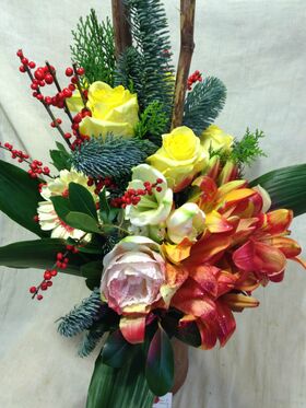 Red and blue flowers bouquet