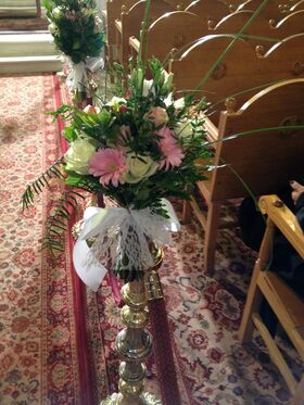 Γάμος. Στολισμός Εκκλησίας Με Λουλούδια σε Παστελ & Ροζ Χρώματα.
