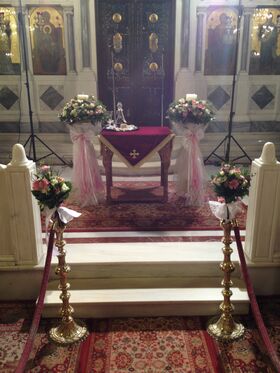 Γάμος. Στολισμός Εκκλησίας Με Λουλούδια σε Παστελ & Ροζ Χρώματα.