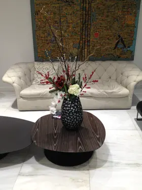Σύνθεση σε ποιοτικό design βάζο με λουλούδια.