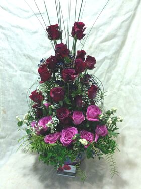 Arrangement with roses in glass vase