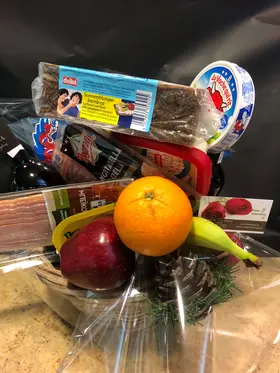 Gourmet basket Wine Chocolates Snacks Fruits Nuts Cheese Sausage !!! Exclusive