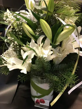 Pebbles "Oasis Moss" or "Colored Sand" decoration in glass vase with oriental lillies