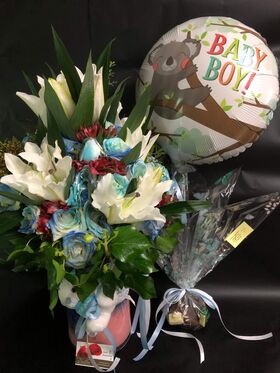 Σύνθεση  Λουλουδιών  για νεογέννητο. "Έξυπνο Πακέτο" Καλάθι  (ή βάζο) + Κάρτα + Αρκούδι + Μπαλόνι + Σοκολατάκια. (υποδείξτε αγοράκι ή κοριτσάκι)
Ιδιαίτερο.