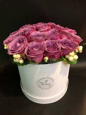 Roses in decorative  20 cm x 20 cm "White or Black  Hatbox". (15) heads.