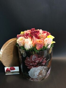 Ανθοπωλείο. (15) τριαντάφυλλα σε "Πολυτελές" κουτί 20εκ. χ 20εκ. (διάφορα χρώματα )