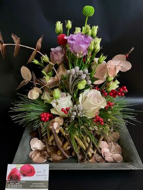 Flower arrangement on tray. Fence structure !!!