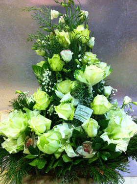 Σύνθεση με λευκά και πράσινα λουλούδια