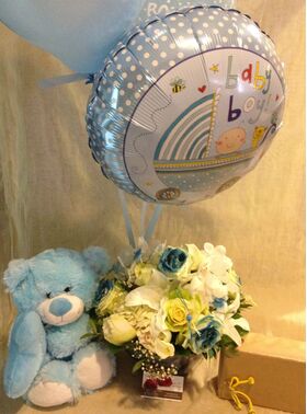 Γυάλα με άνθη, μεγάλο αρκούδο και μπαλόνι με ήλιο !!!