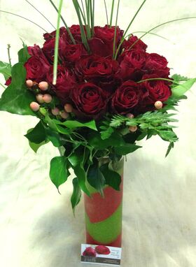 Red Roses (30) stems in glass vase with colored sand decoration !!!