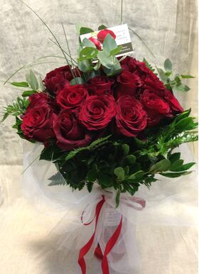 (31) κόκκινα τριαντάφυλλα Ολλανδικά μπουκέτο με πρασινάδες +  Βάζο .Σούπερ προσφορά.