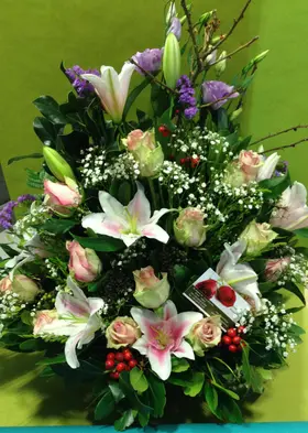 Ανθοπωλεία flowershop.gr Καλάθι με πολύχρωμα λουλούδια & πρασινάδες.