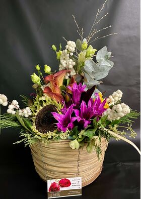 Φθινοπωρινή σύνθεση με λουλούδια & " pampas grass-cortaderia" σε μεγάλο καλάθι